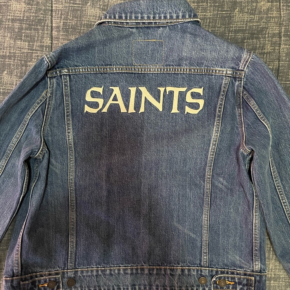 Unisex Levi’s Jackets
Licensed NFL, NBA and MLB Sport Teams Levi Jackets $75 - Picture 6 of 9